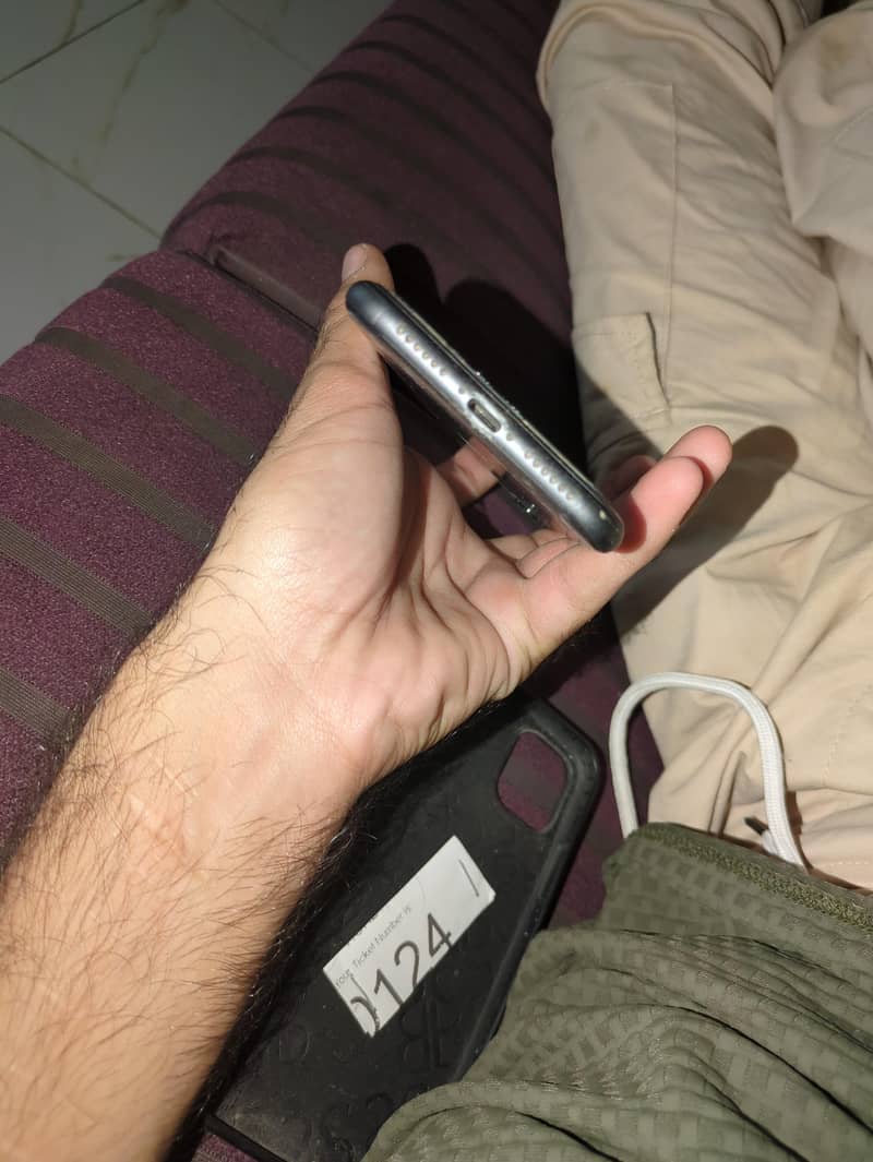 Apple iPhone 11 4