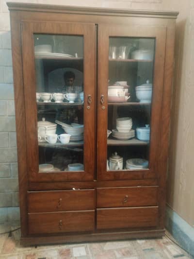 Show case in very good condition.