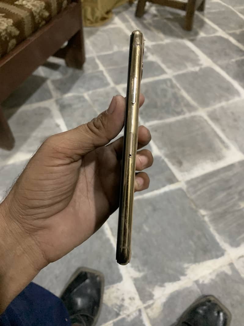 Apple iPhone 11 Pro Max 4