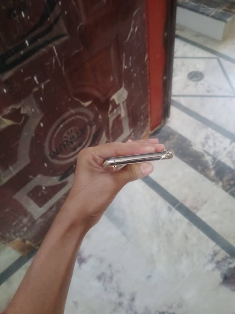 Apple iPhone XS 3