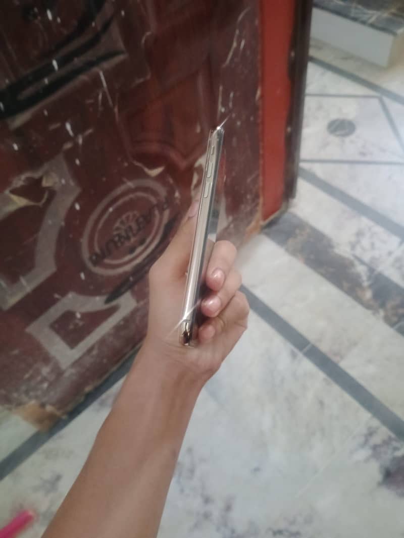 Apple iPhone XS 5