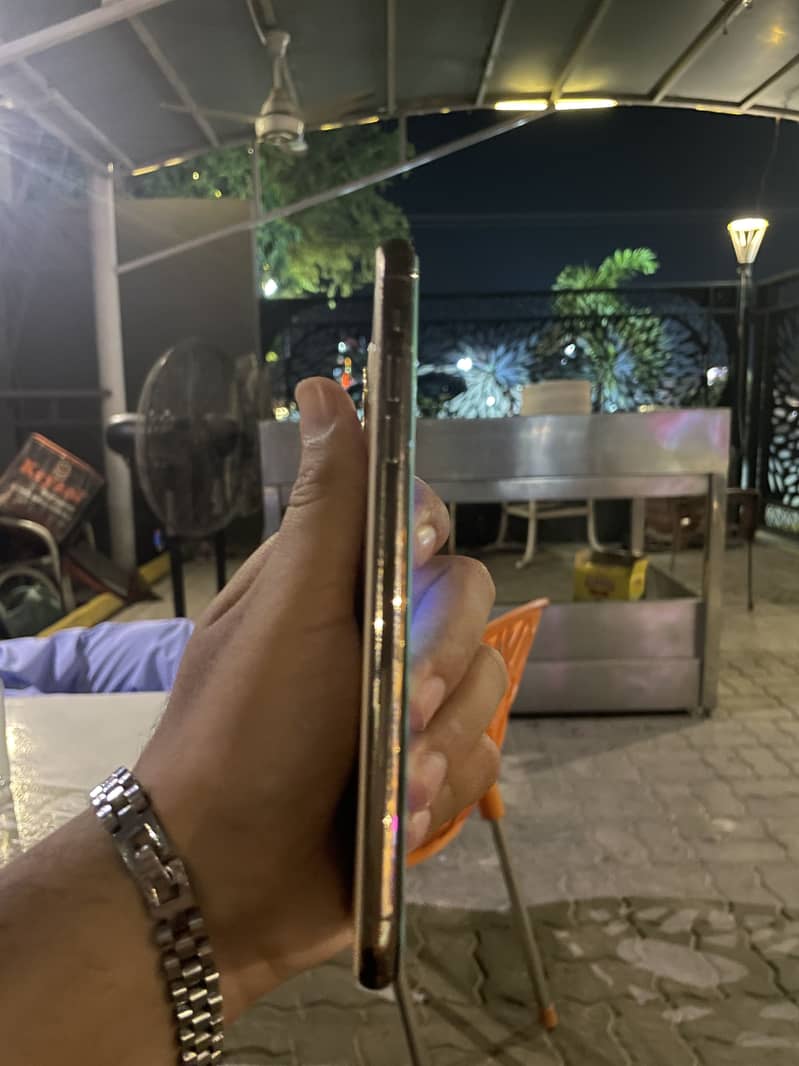Apple iPhone 11 Pro Max 9
