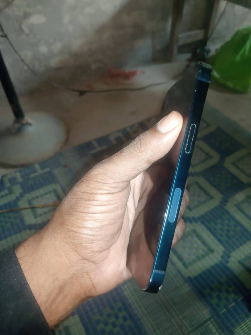 Apple iPhone 13 2