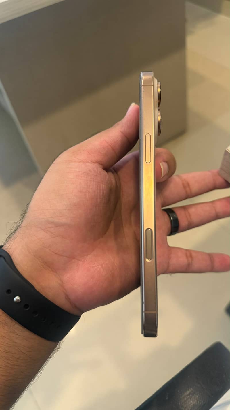 Apple iPhone 16 Pro Max 4