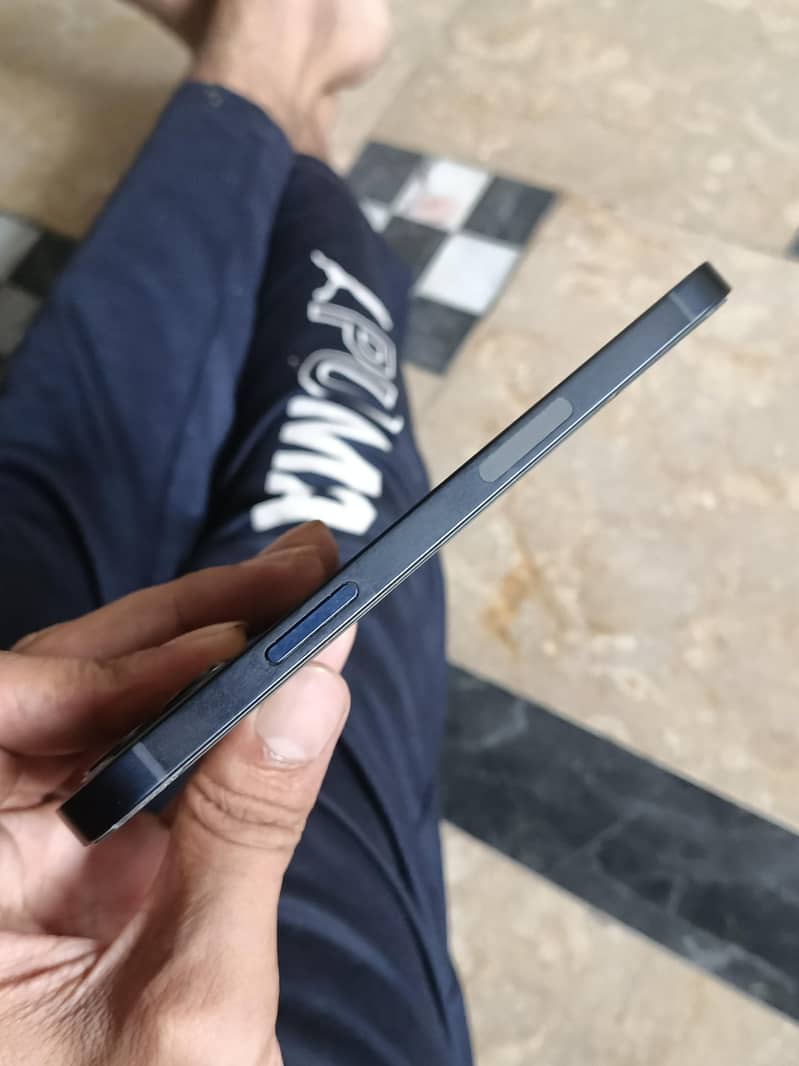 Apple iPhone 12 4