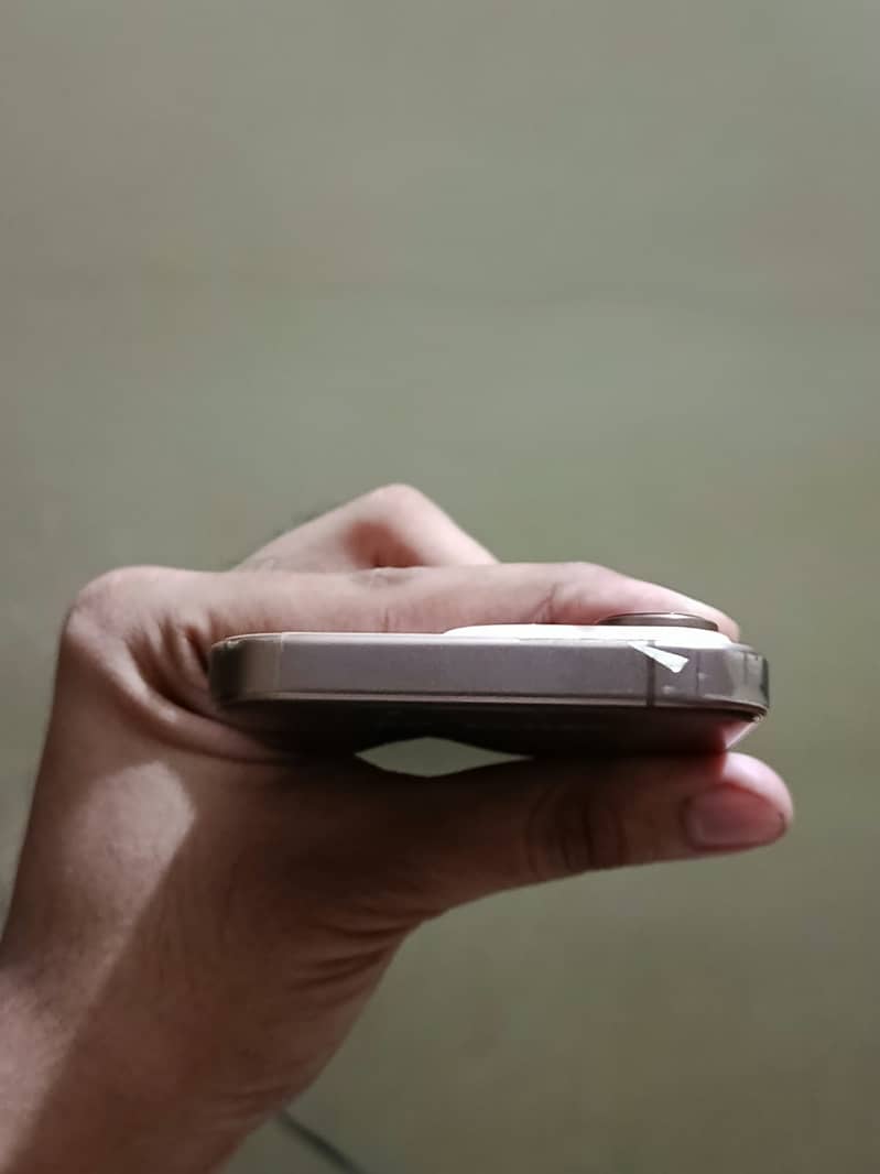 Apple iPhone 16 Pro 3