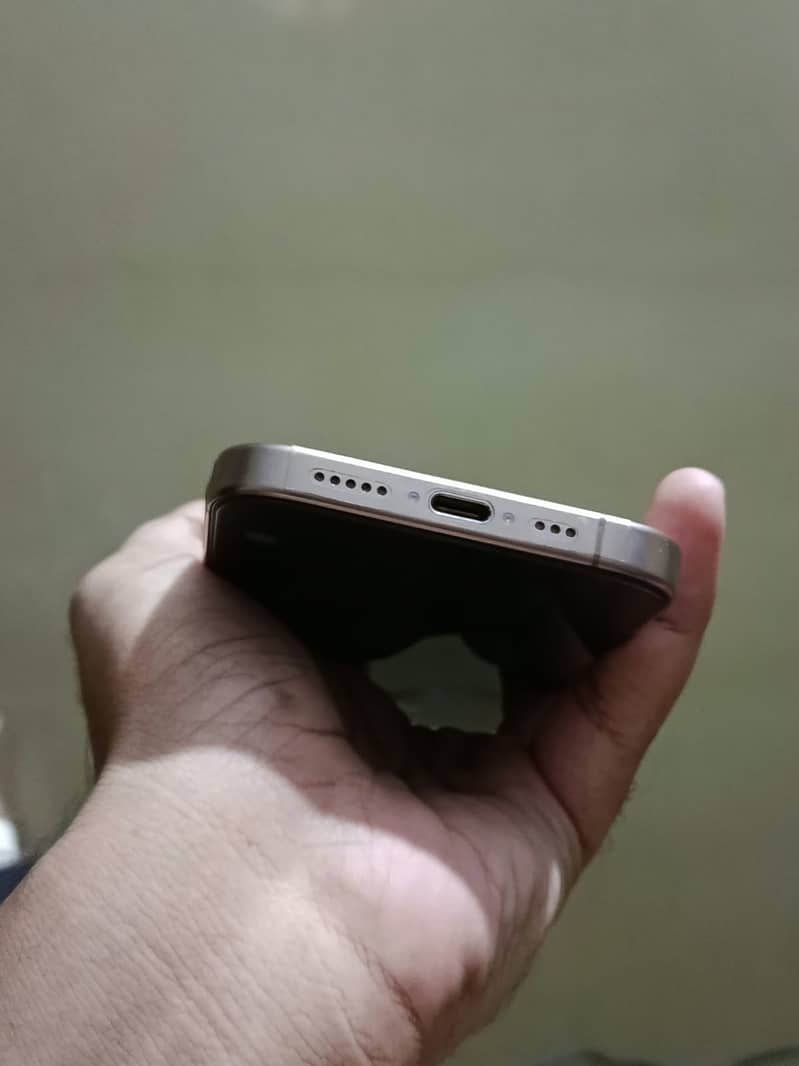 Apple iPhone 16 Pro 9