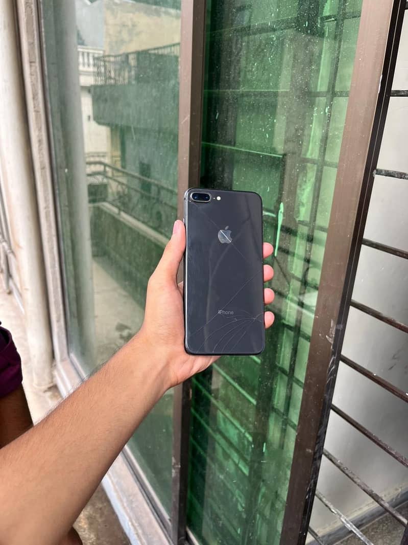 Apple iPhone 8 Plus 4