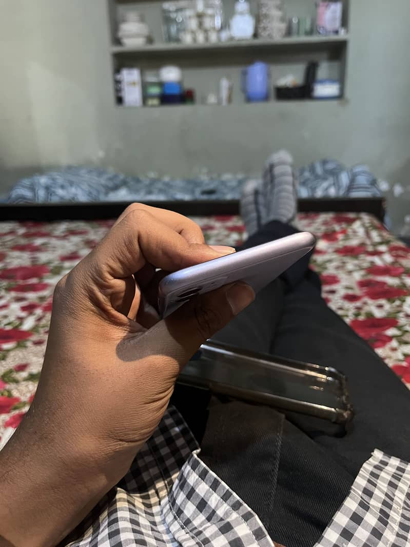 Apple iPhone 11 4
