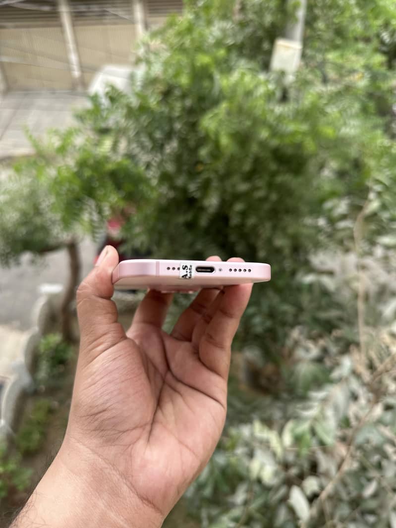 Apple iPhone 15 4