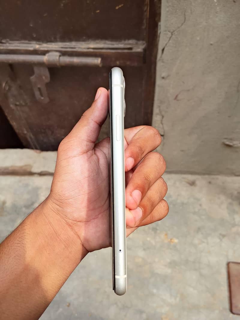 Apple iPhone 11 3