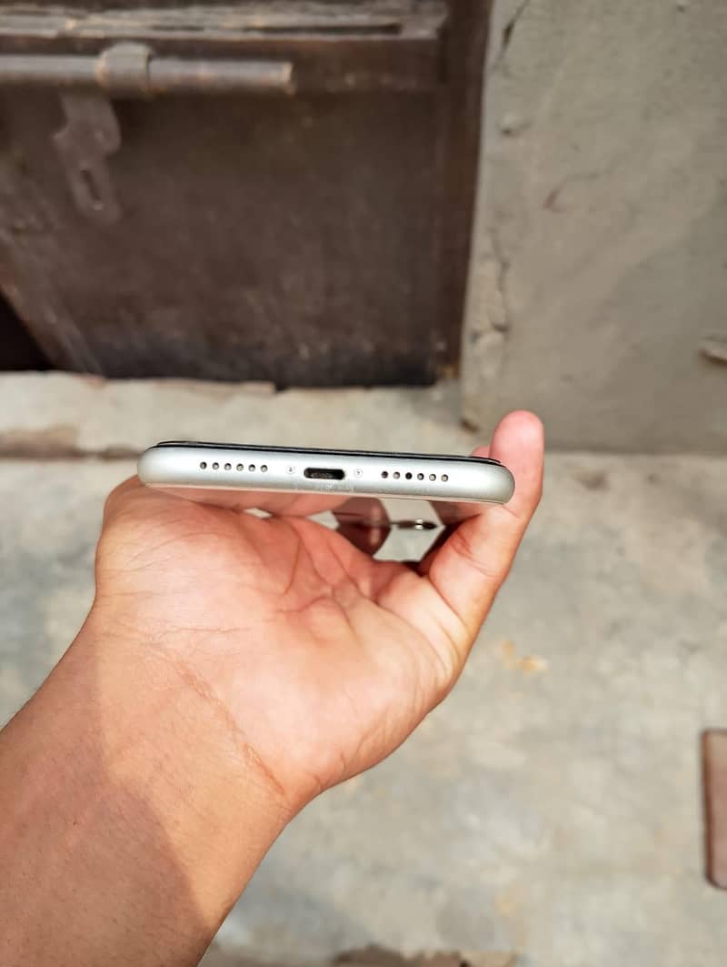 Apple iPhone 11 4