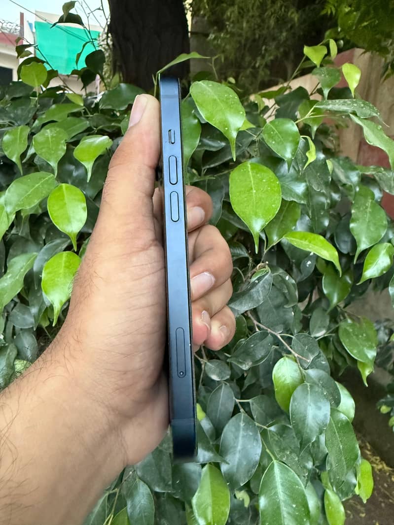 Apple iPhone 13 5