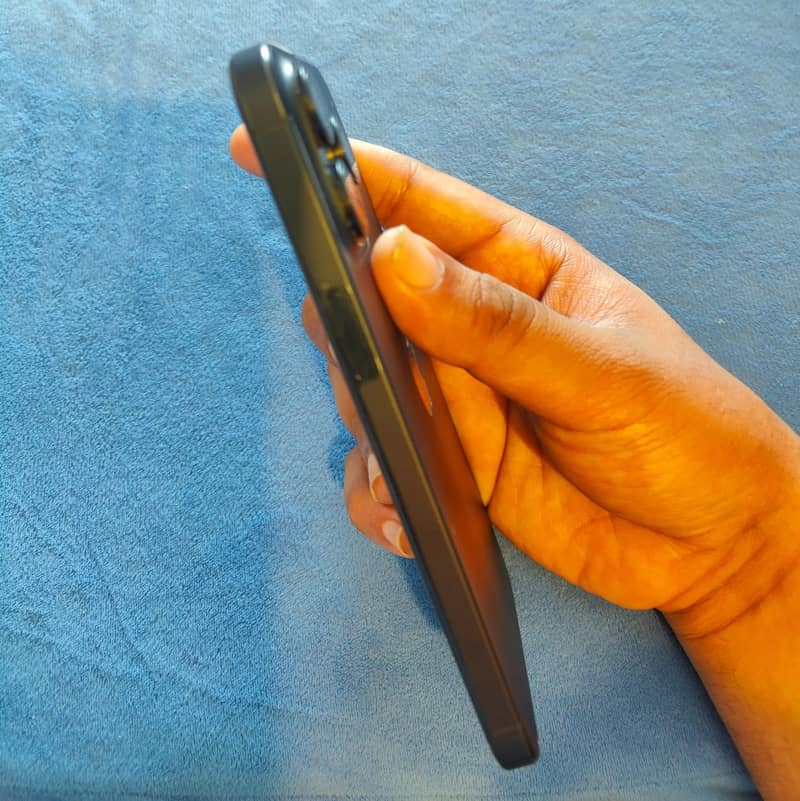 Apple iPhone 15 Pro Max 4