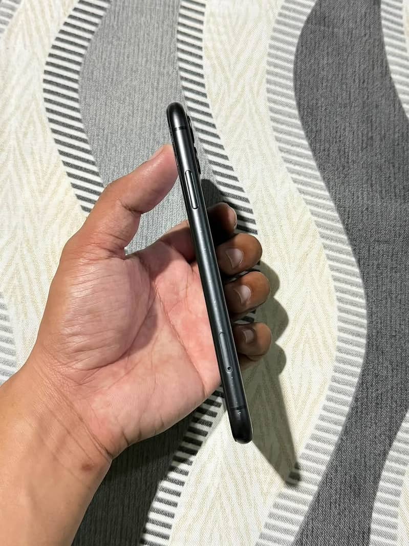 Apple iPhone 11 4