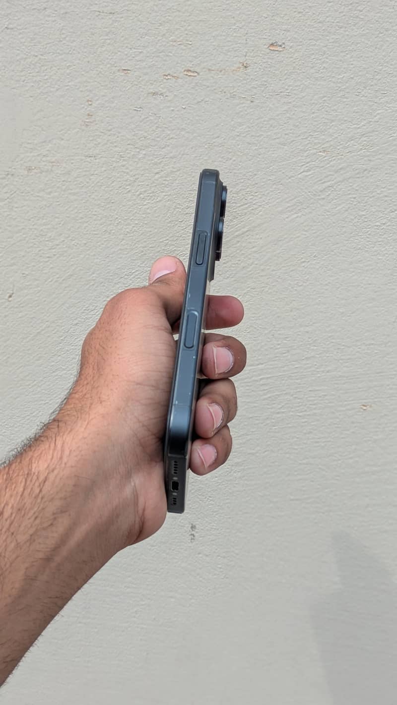 Apple iPhone 16 Pro 1