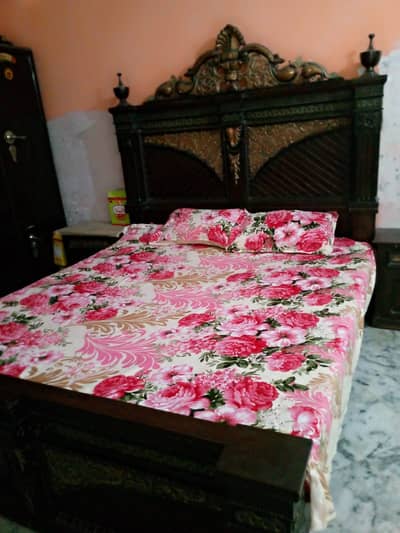 chnioti bed with dressing Table