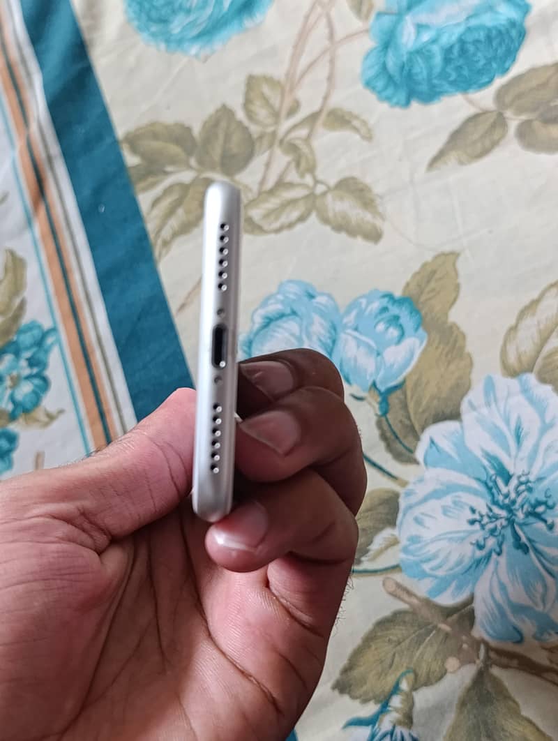 Apple iPhone 8 3