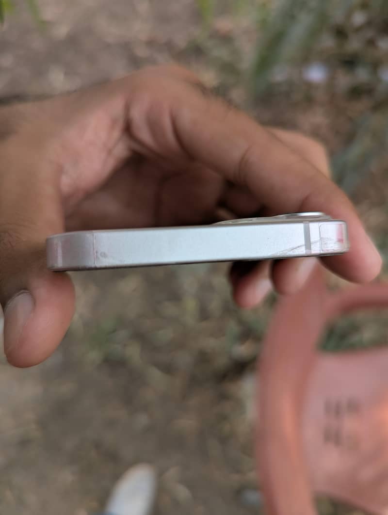 Apple iPhone 13 8