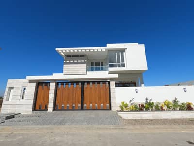 666 Square Yards House In DHA Phase 8 For Sale