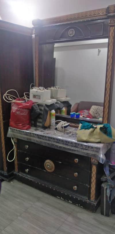 big size dressing table for urgent sale 10000