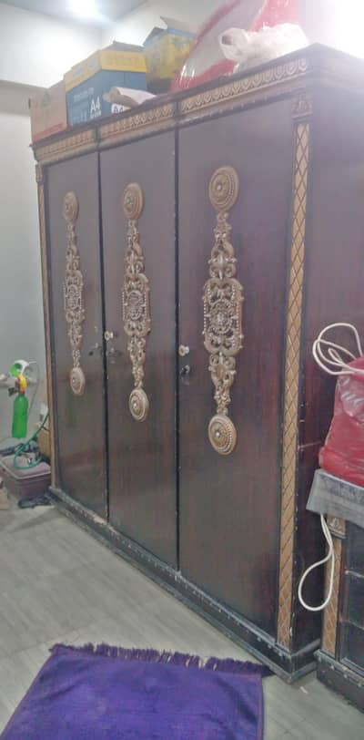 3 door wardrobe for sale urgent.