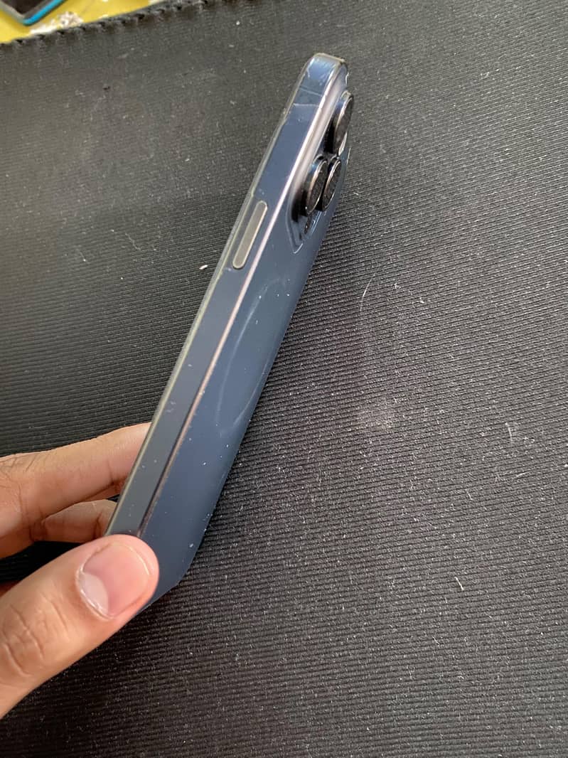Apple iPhone 15 Pro Max 4