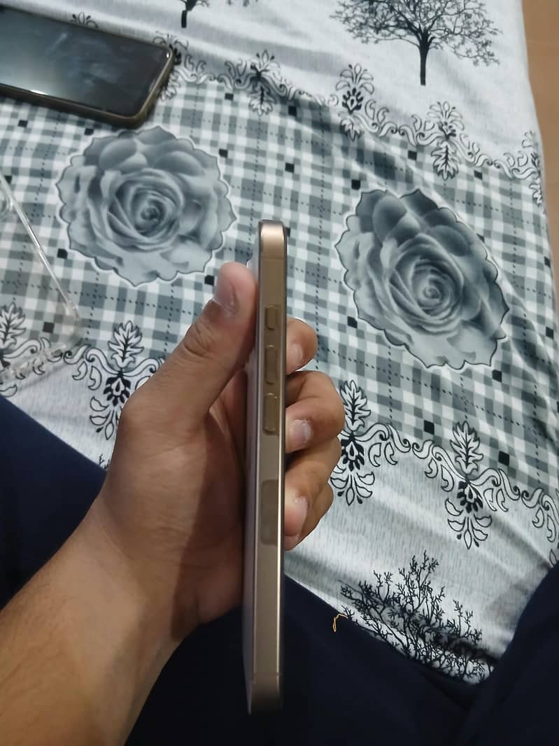 Apple iPhone 16 Pro 3