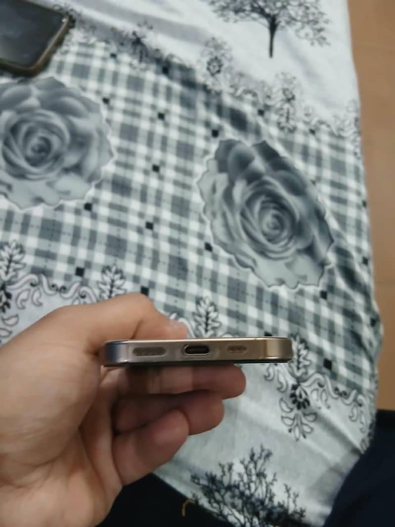 Apple iPhone 16 Pro 4