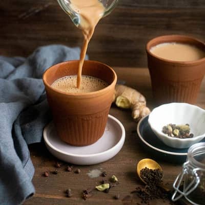 Chai Karigar, manager aur bun kabab ka karigar