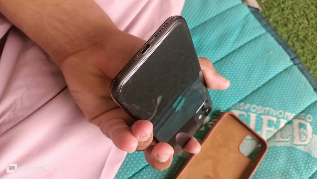 iPhone 11 4
