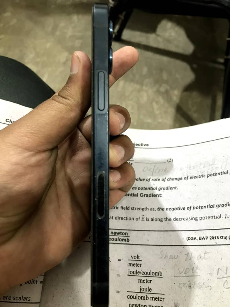 Apple iPhone 12 3