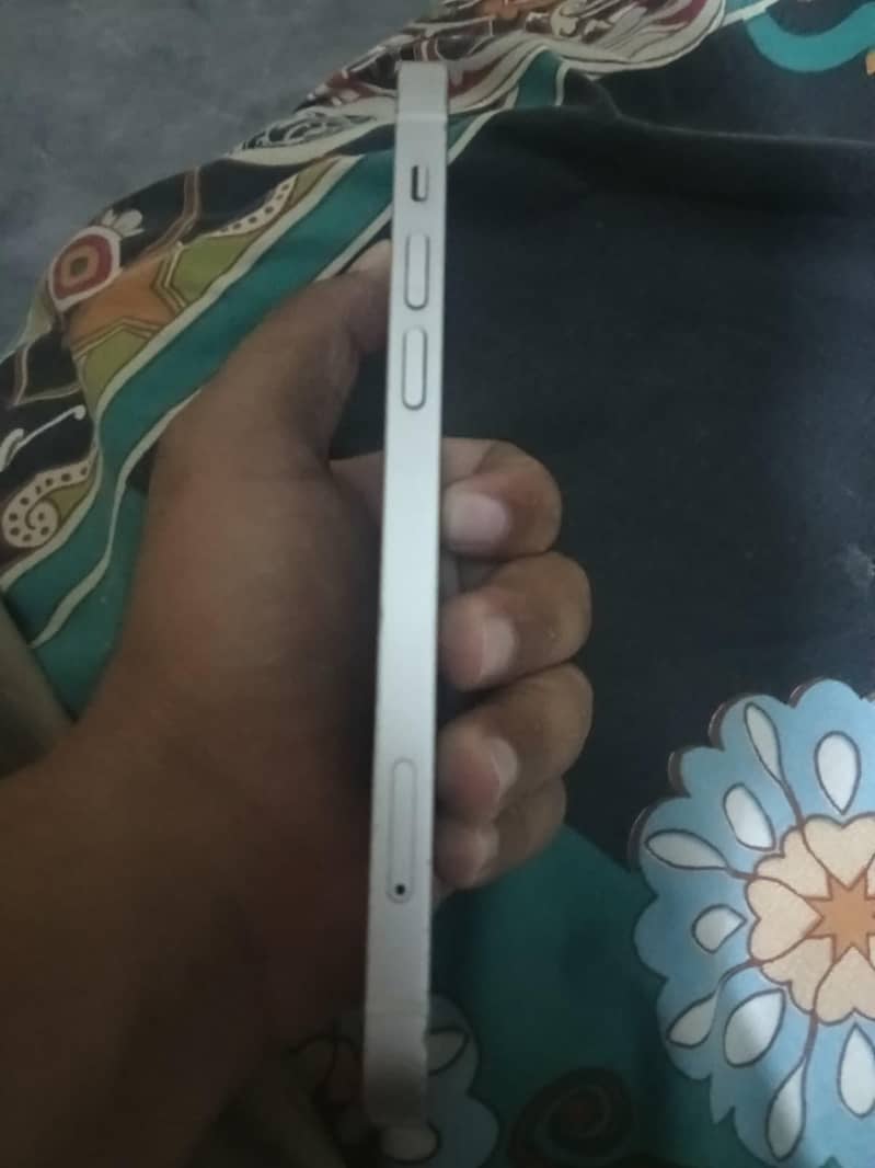 Apple iPhone 12 4