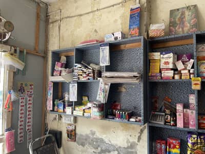 Shop ki almariya ha