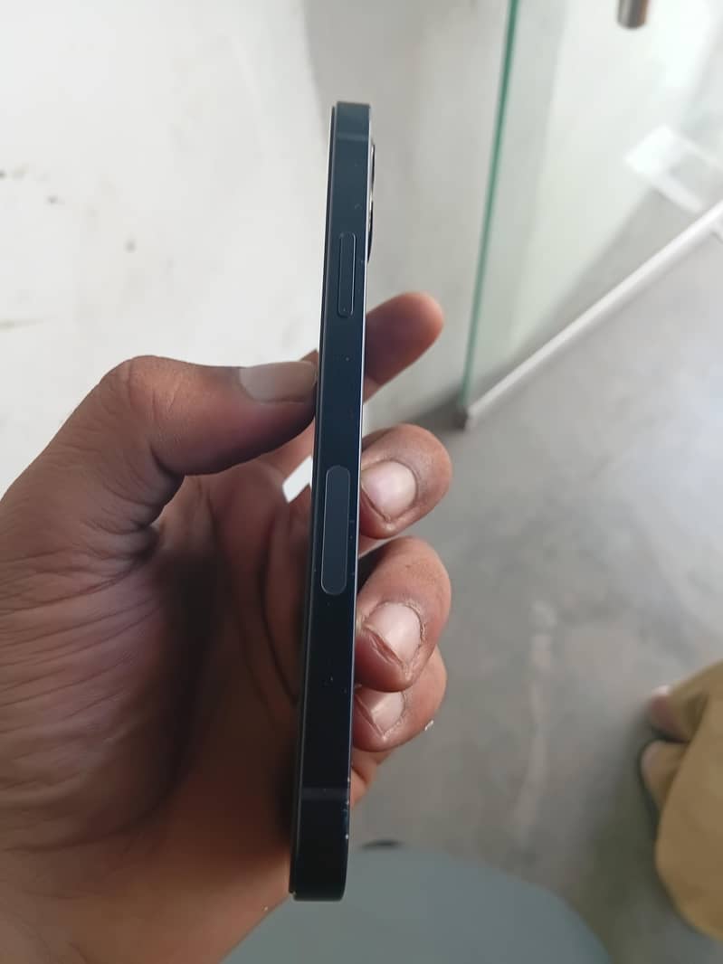 Apple iPhone 12 4
