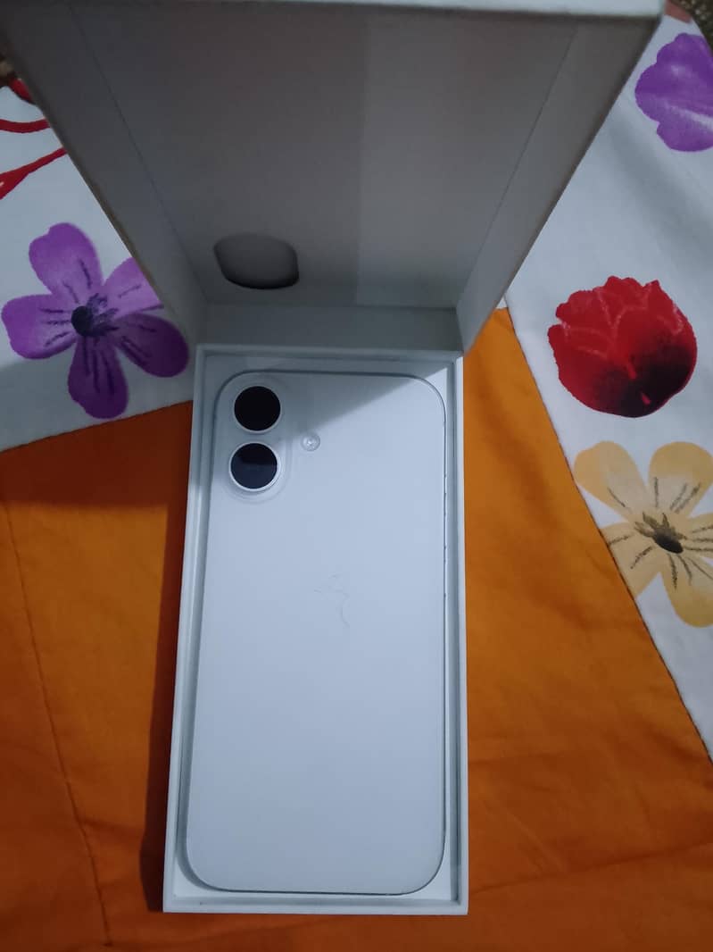 Apple iPhone 16 2