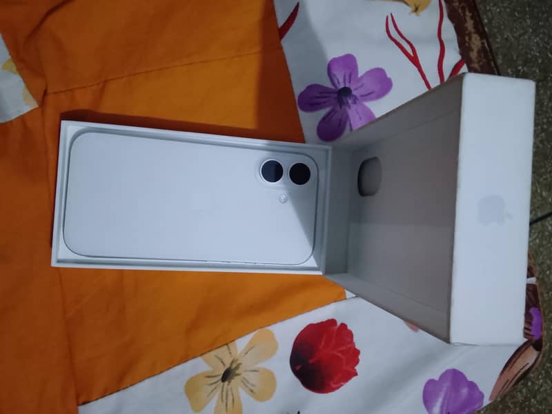 Apple iPhone 16 3