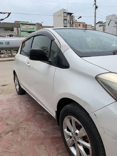 Toyota Vitz Pearl white