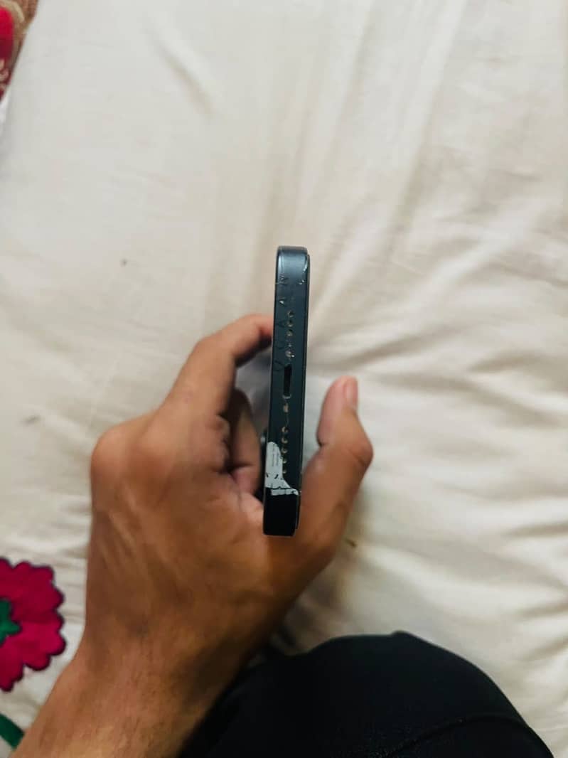 Apple iPhone 13 2