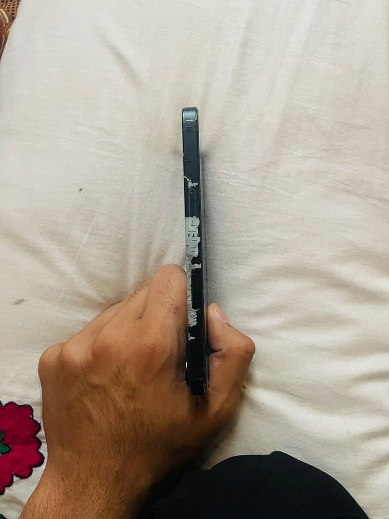 Apple iPhone 13 5
