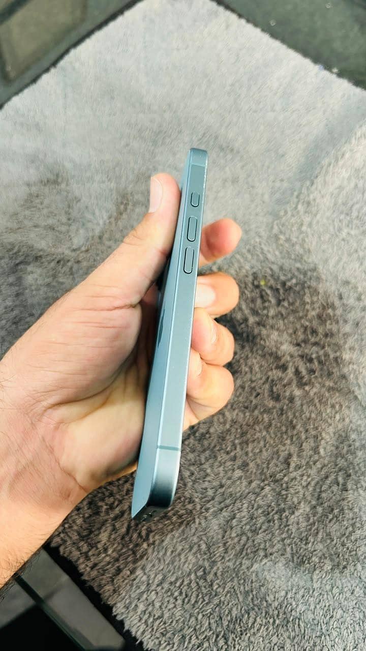Apple iPhone 16 2