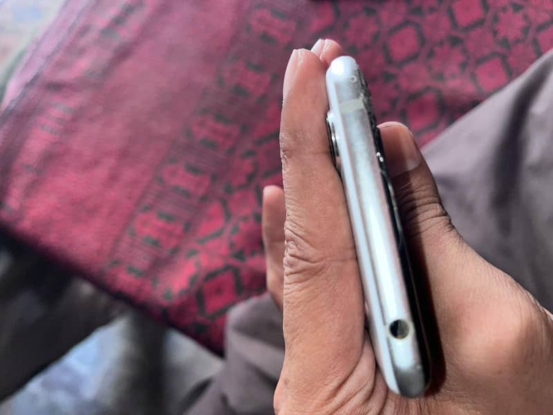 Sharp Aquos R3 4