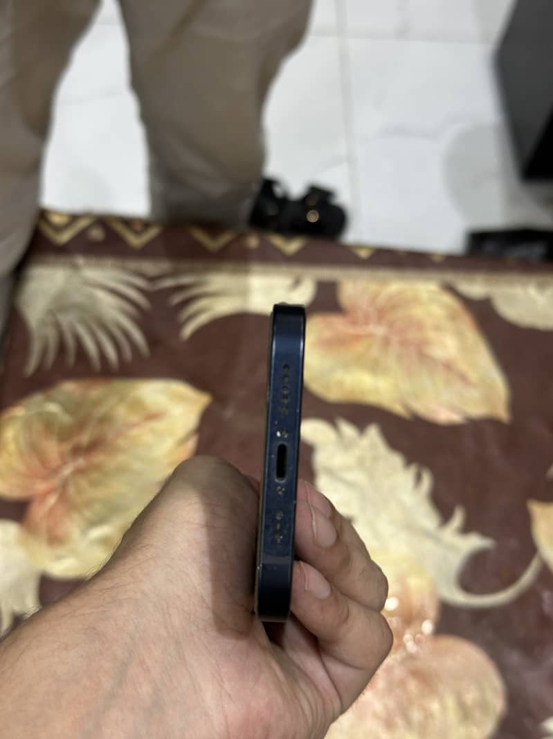 Apple iPhone 12 4