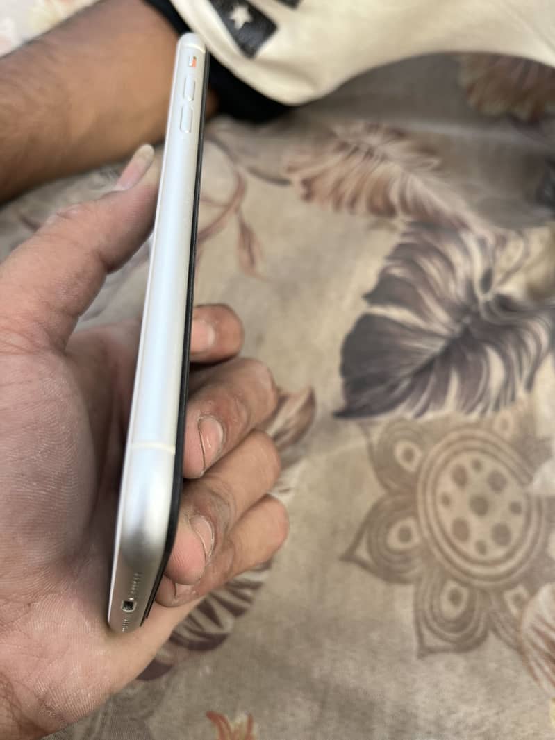 Apple iPhone 11 4