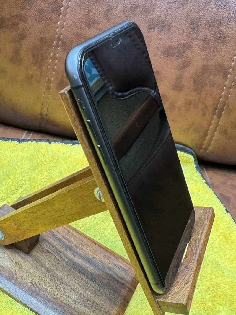 Apple iPhone 11 4