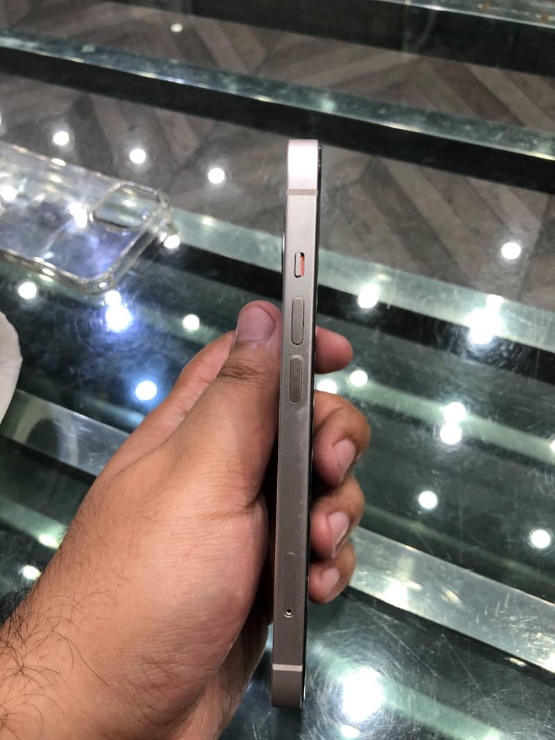 Apple iPhone 13 4