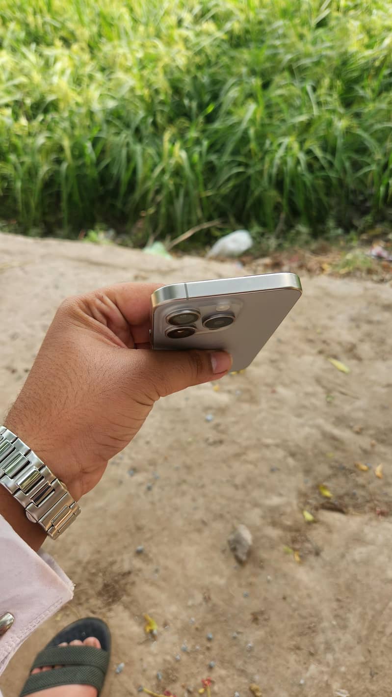 Apple iPhone 15 Pro 2