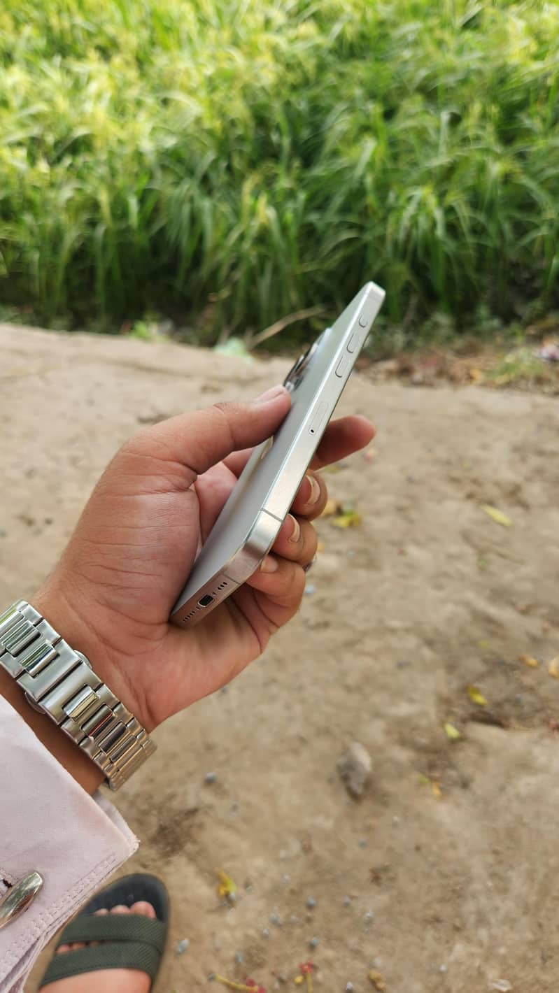 Apple iPhone 15 Pro 3
