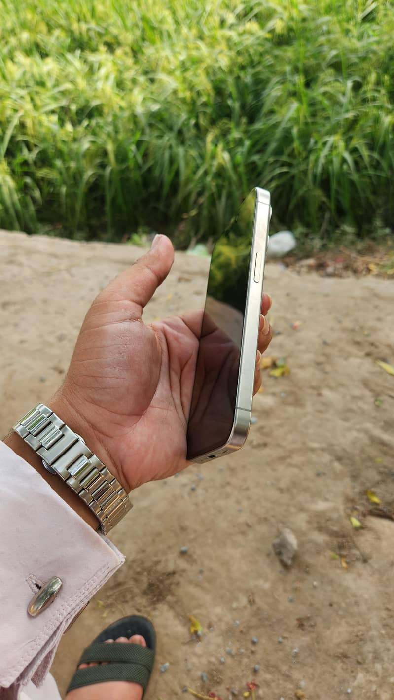 Apple iPhone 15 Pro 4