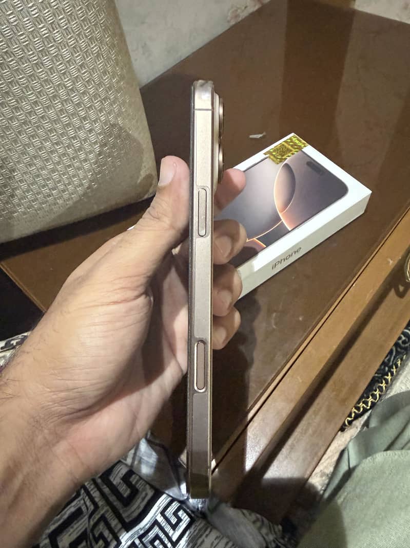 Apple iPhone 16 Pro Max 4